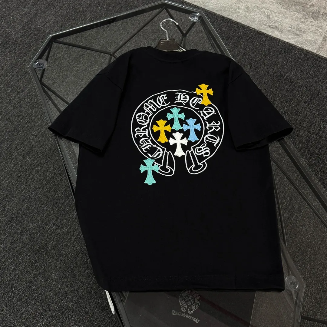 P180 Chrome Hearts Chrome Hearts 25 high-end versions. The fabric is made of 300 grams of high-density pure cotton. It does not deform or shrink. It has three labels. It is the same style for men and women. Technology: leather embroidery. Color: white, black. SIZE: S-XL.